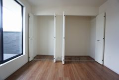 収納力豊富なウォークインクローゼット付き。洋服や小物などを1箇所にまとめて美しい収納を実現します。