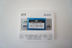 給湯器リモコンはキッチン横からボタンひとつで操作が楽々。通話ボタン付きでお子様とも会話ができて安心です。