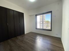 主寝室としても利用できる約8帖の洋室は南側にバルコニーがあり、日当たり良好です。温かい光の差し込むゆとりのある居室をぜひ現地にてご確認くださいませ。