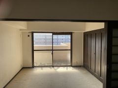 住む人のこだわりを活かす洋室＾＾日当たりがよく、寝室としての利用もおすすめ。広めのクローゼットもあり荷物もすっきり片付けれ、ゆとりのある暮らしが出来ます＾＾