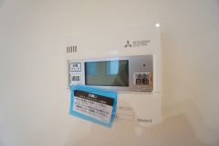 給湯器リモコンはキッチン横からボタンひとつで操作が楽々。通話ボタン付きでお子様とも会話ができて安心です。