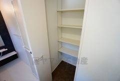 同仕様写真。リネン庫完備。タオルや洗剤など収納できます＾＾
