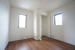 2面採光を確保した明るい室内は、風通しも良く、大変居心地の良い空間となっております。爽やかな風を感じて起きる朝は、快適生活の始まりに。