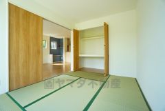 リビングからの続き間として和室をご用意しました。普段はリビングとつなげて開放的なスペースとして。来客時には客間としてお使いいただけます。