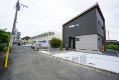 前面道路は交通量が少なく小さなお子様がいるご家庭も安心です＾＾