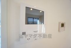 防犯性もばっちり、TVモニター付きインターフォン完備。大きなモニターで玄関先を確認できます。録画機能が付いているので不在時の訪問者も確認できて安心です^^