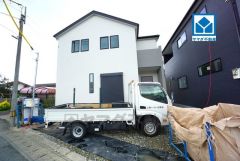 コンビニまで徒歩4分。イオンモール福岡まで徒歩7分。 志免中央小学校：徒歩約5分 志免中学校：徒歩約9分 お子様の通学が安心の距離です＾＾