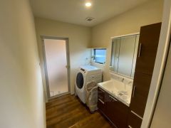 三面鏡つき洗面台。収納も一体型になっているので、ドライヤーやヘアアイロンの置き場に困りませんね。