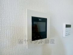 防犯性もばっちり、TVモニター付きインターフォン完備。大きなモニターで玄関先を確認できます。録画機能が付いているので不在時の訪問者も確認できて安心です^^