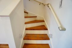 同仕様写真。ご年配の方でも安心できる、手すり付き階段です＾＾段差も低めで設定されてますので安全性にも優れてますね＾＾