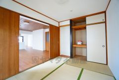 リビングからの続き間として和室をご用意しました。普段はリビングとつなげて開放的なスペースとして。来客時には客間としてお使いいただけます。