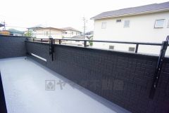 日当たりの良い続きバルコニー。