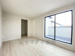 住む人のこだわりを活かす洋室＾＾日当たりがよく、寝室としての利用もおすすめ。広めのクローゼットもあり荷物もすっきり片付けれ、ゆとりのある暮らしが出来ます＾＾