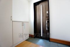 同仕様写真。採光も考えられた明るい玄関です。自動で閉まるタッチキーとTVインターホンが装備されているので、セキュリティーも安心。