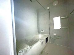 同仕様写真。1日の疲れを癒すくつろぎのバスルーム。足を伸ばしてもゆったりと入れるサイズです。お子様と一緒にお風呂に入っても狭くないですね^^