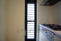 勝手口付きキッチン。においがこもりやすいキッチンの換気にも役立ちます。ごみの仮置きにもなり、便利です＾＾