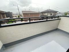 風通しも良く日当たり良好なバルコニーは、洗濯物を干すだけでなく、テーブルセットを置いて休日にブランチ、星を眺めながら晩酌もいいですね＾＾バルコニーのあるステキな生活をお楽しみください＾＾