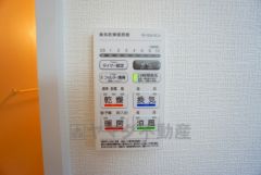 浴室暖房乾燥機には、暖房、乾燥、涼風、換気の4つの機能が付いています。タイマー付きです。