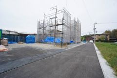 前面道路は居住者のみの通行で交通量が少なく小さなお子様がいるご家庭も安心です＾＾ 大型車両の交通も無く静かで快適な生活を送れます＾＾