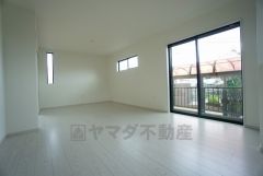 夏は強い日差しをカット、冬は暖かな遮熱高断熱型Low-Eガラスを採用。夏の強い日差しを約60%カットし、冷房効果を高めます。紫外線もカットするため紫外線による日焼けも抑制。