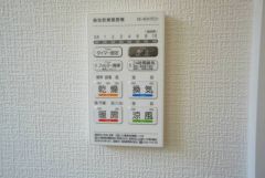 雨の日の洗濯も安心できる浴室暖房乾燥機付き浴室。リモコンで操作もボタン1つで簡単。 浴室暖房乾燥機には、暖房、乾燥、涼風、換気の4つの機能が付いています。タイマー付きです。