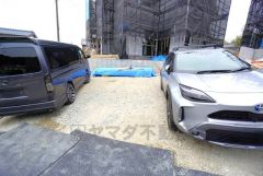 カースペースは停めやすい並列駐車2台付き。