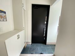たっぷり収納できるシューズボックスです。家族全員の靴がきれいに整頓できます。棚の上にお花や写真を飾っても良いですね。