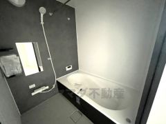 1日の疲れを癒すくつろぎのバスルーム。足を伸ばしてもゆったりと入れるサイズです。お子様と一緒にお風呂に入っても狭くないですね^^