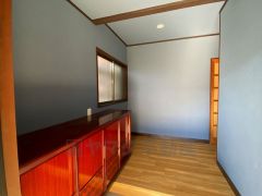 たっぷり収納できるシューズボックスです。家族全員の靴がきれいに整頓できます。棚の上にお花や写真を飾っても良いですね。