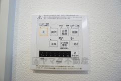 雨の日の洗濯も安心できる浴室暖房乾燥機付き浴室。リモコンで操作もボタン1つで簡単。 浴室暖房乾燥機には、暖房、乾燥、涼風、換気の4つの機能が付いています。タイマー付きです。