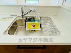 広々とした凸型シンクに洗剤ポケットを標準装備。大きなお鍋など洗いやすいです。洗剤や石鹸、スポンジもすっきりできる収納付き。