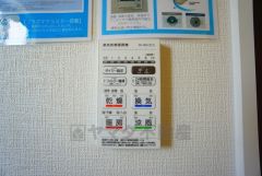 雨の日の洗濯も安心できる浴室暖房乾燥機付き浴室。リモコンで操作もボタン1つで簡単。 浴室暖房乾燥機には、暖房、乾燥、涼風、換気の4つの機能が付いています。タイマー付きです。