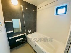 1日の疲れを癒すくつろぎのバスルーム。足を伸ばしてもゆったりと入れるサイズです。お子様と一緒にお風呂に入っても狭くないですね^^