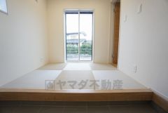 土間のマルチスペースとLDKの2方向から出入りできる約3帖の畳コーナー＾＾ 趣味のお部屋としても重宝しそうです＾＾