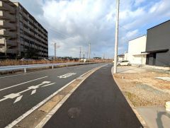 公道南側約9.2～9.3ｍ。幅広いため車の離合もスムーズです＾＾公道南側約9.2～9.3ｍ。幅広いため車の離合もスムーズです＾＾