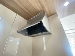 調理により発生する油煙や臭いを吸い込み、屋外へ排気してくれます。