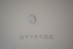 火災による煙や熱を感知して、警報音やブザー等で火災の発生を知らせてくれる火災警報器。