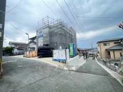 前面道路は、大型車の通行がほとんどなく、騒音や振動が少ないので静かで快適な生活を送れます。