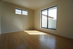デザインクロスが2階洋室の雰囲気を上品に仕上げています。いつもと違う雰囲気のお部屋をお楽しみください。