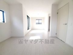 住む人のこだわりを活かす洋室＾＾日当たりがよく、寝室としての利用もおすすめ。広めのクローゼットもあり荷物もすっきり片付けれ、ゆとりのある暮らしが出来ます＾＾