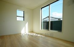 同仕様写真。バルコニーがあり、日当たり良好です。温かい光の差し込むゆとりのある居室。