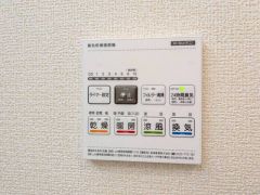 雨の日の洗濯も安心できる浴室暖房乾燥機付き浴室。リモコンで操作もボタン1つで簡単。 浴室暖房乾燥機には、暖房、乾燥、涼風、換気の4つの機能が付いています。タイマー付きです。