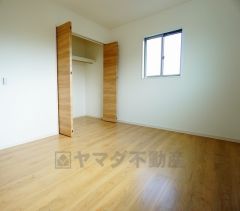 同仕様写真。暖かい日差しが差し込む洋室。たっぷり収納できるクローゼット付きでお部屋の中をすっきりと快適に保てます。