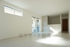 同仕様写真。家族が集まる開放的なリビング。約16.6帖の大空間で毎日のお食事が楽しみです＾＾思い思いの時間を過ごしたり、家族みんなで食事をしたり、素敵な団らんの場になりますね。