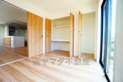 全居室にはたっぷり収納できる大型クローゼットを設置しています。窓には断熱性・保温性にすぐれ、省エネ効果のあるペアガラスを採用。冬には結露を防止します。