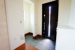 同仕様写真。シューズインクローゼットも完備されており、玄関収納も問題ありません。棚の上にお花など飾ってインテリアも楽しめますね。