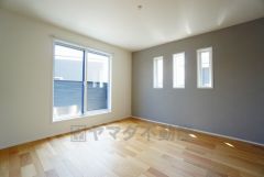 明るい洋室です。ナチュラル色のフローリングで開放的な優しい雰囲気になっています＾＾ベッドや机、ＴＶを置いてもゆとりのある広さです。