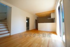 対面式キッチンを中心としたリビングダイニングで家族の会話が弾みそうです。