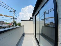 お洗濯物を干すスペースとしても十分な広さがあります。  お天気の良い日はお洗濯物がよく乾きそうな日当たり良好のバルコニーです＾＾