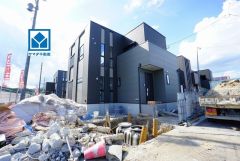 コンビニ・ドラッグストア徒歩6分。メガドンキ徒歩7分。お庭付きで楽しみが広がります＾＾